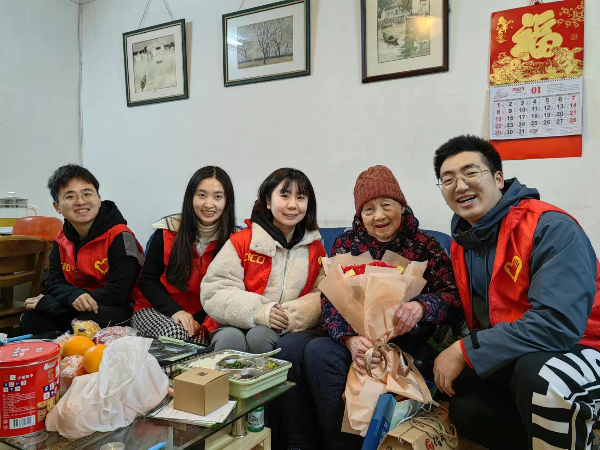 启迪微心愿，雨花圆梦行 | 公司启迪公益社的志愿者探望慰问空巢老人